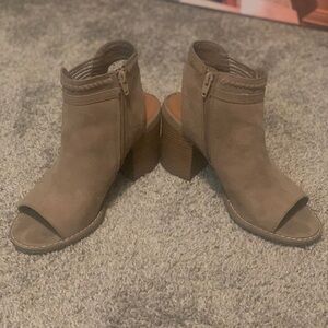 Universal Thread Open Toe Booties